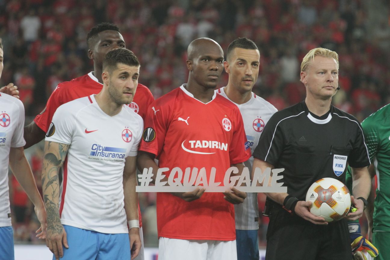 טוני וואקמה עם שחקן רומני והשופט ההולנדי. החמצה גדולה (צילום: בן בודה)